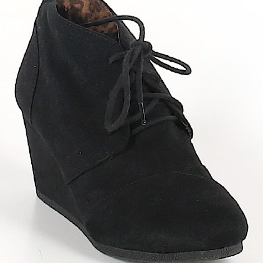 Black wedge boots